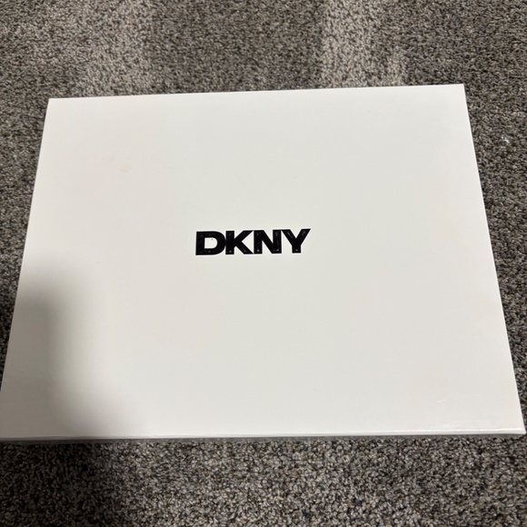 Brand new DKNY box set scarf and hat - Picture 3 of 3